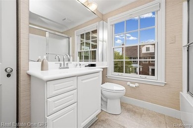 Beautiful Georgian-style townhouse condominium in a prime - photo 29