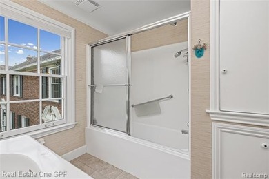 Beautiful Georgian-style townhouse condominium in a prime - photo 30