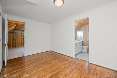Beautiful Georgian-style townhouse condominium in a prime - photo 32