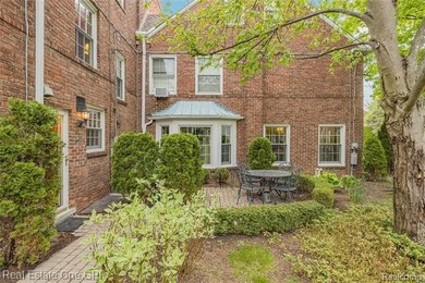 Beautiful Georgian-style townhouse condominium in a prime - photo 42