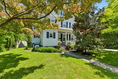 GRACIOUS, CHARMING & ALL DONE! Wonderful Huntington Village - photo 1