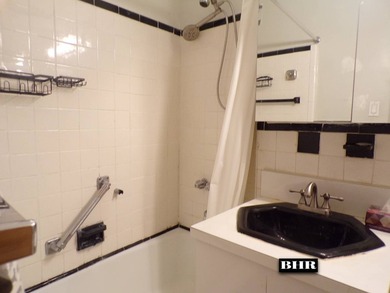 Spacious jr 4, 2-bedroom 1 bath co-op, 1 flight up from the - photo 4