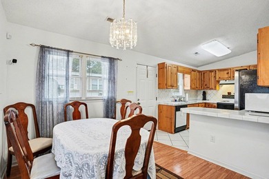 Fantastic classic beach home just a block from the ocean in the - photo 7