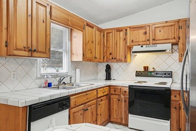 Fantastic classic beach home just a block from the ocean in the - photo 9