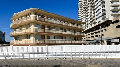 ******OCEAN FRONT BUILDING W/ PRIVATE GATED PARKING LOT STEPS
