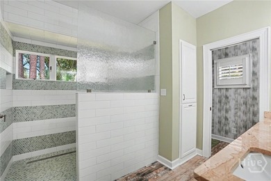 Exceptional privacy and an unbeatable location in Oakridge at - photo 31