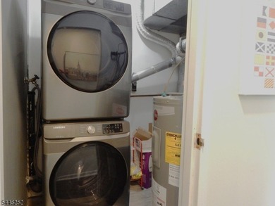 A MUST SEE BEAUTIFULLY RENOVATED 1 BEDROOM, 1 FULL BATH UNIT - photo 12