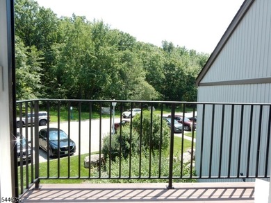 A MUST SEE BEAUTIFULLY RENOVATED 1 BEDROOM, 1 FULL BATH UNIT - photo 13