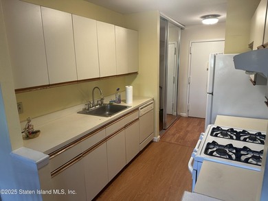 Wonderful 1 bedroom condo on first level close to all - photo 4