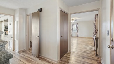 Spacious two-story home located in the established Venetian - photo 19