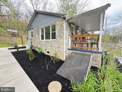 KEYSER - COMPLETELY REFURBISHED BUNGALOW WITH 100% FIELD-STONE - photo 3