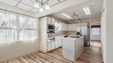 Spacious two-story home located in the established Venetian - photo 30