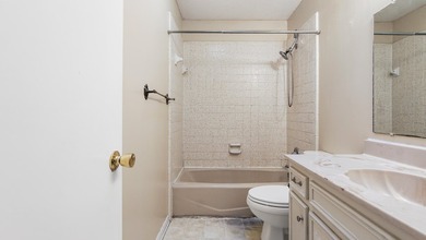 Spacious two-story home located in the established Venetian - photo 36