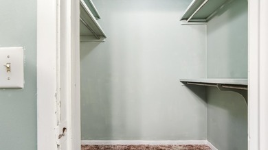 Spacious two-story home located in the established Venetian - photo 44