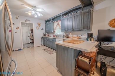WATERFONT HOME WITH OVERSIZED GARAGE This charming 3 bedroom - photo 12