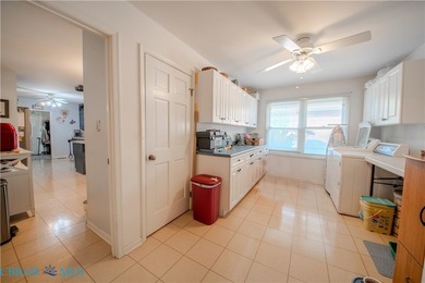 WATERFONT HOME WITH OVERSIZED GARAGE This charming 3 bedroom - photo 25