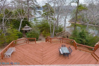 WATERFONT HOME WITH OVERSIZED GARAGE This charming 3 bedroom - photo 30