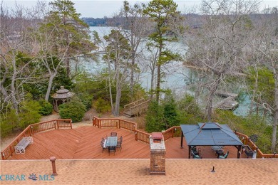 WATERFONT HOME WITH OVERSIZED GARAGE This charming 3 bedroom - photo 32