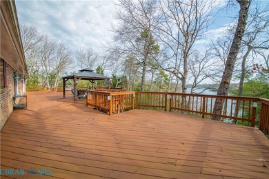 WATERFONT HOME WITH OVERSIZED GARAGE This charming 3 bedroom - photo 33
