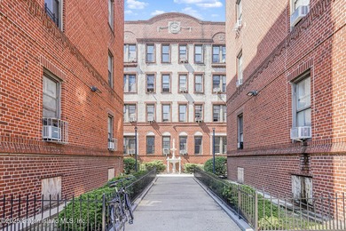 Bright and newly renovated 1-bedroom, 1-bath co-op in - photo 1