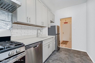 Bright and newly renovated 1-bedroom, 1-bath co-op in - photo 4