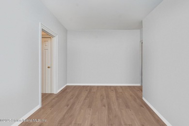Bright and newly renovated 1-bedroom, 1-bath co-op in - photo 7