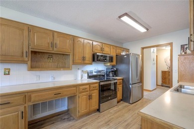 Welcome to Morningview 55+ in Raymore! This charming 2 bed, 2