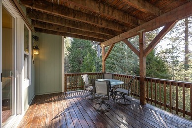 Beautifully maintained and thoughtfully designed, this spacious - photo 37