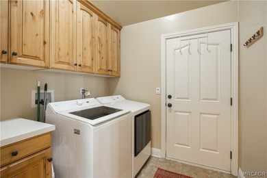 Beautifully maintained and thoughtfully designed, this spacious - photo 38