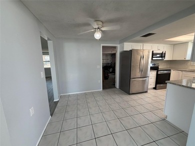 Charming 2 bedroom, 2-bathroom home located in a serene Port - photo 3