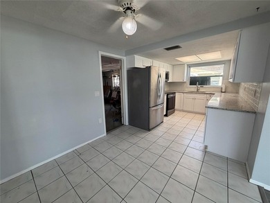 Charming 2 bedroom, 2-bathroom home located in a serene Port - photo 4