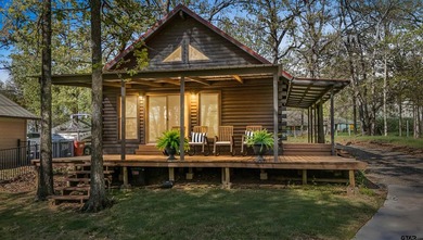 Enjoy lake life the way it's meant to be in this cozy cabin with - photo 1