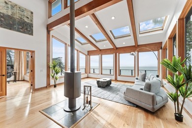 This luxurious oceanfront retreat located a few doors north of - photo 12