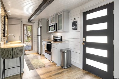 Enjoy lake life the way it's meant to be in this cozy cabin with - photo 2