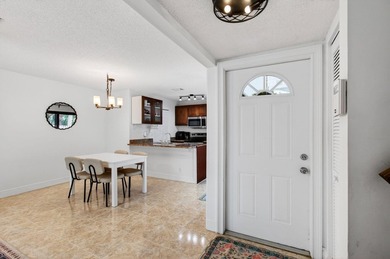 Tucked into the walkable Pineapple Walk community, this 3-bed - photo 12