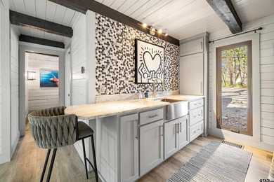 Enjoy lake life the way it's meant to be in this cozy cabin with - photo 3