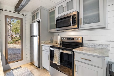 Enjoy lake life the way it's meant to be in this cozy cabin with - photo 4