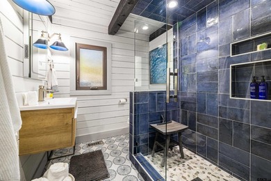 Enjoy lake life the way it's meant to be in this cozy cabin with - photo 7