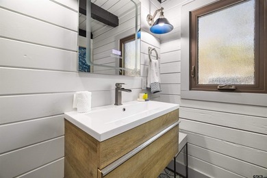 Enjoy lake life the way it's meant to be in this cozy cabin with - photo 9