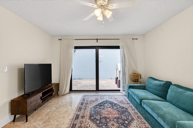 Tucked into the walkable Pineapple Walk community, this 3-bed - photo 19