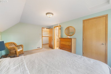 Sweet, bright and light beach cabin with wall of windows facing - photo 19