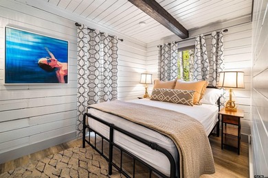 Enjoy lake life the way it's meant to be in this cozy cabin with - photo 10