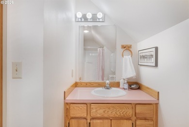 Sweet, bright and light beach cabin with wall of windows facing - photo 20