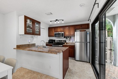 Tucked into the walkable Pineapple Walk community, this 3-bed - photo 21