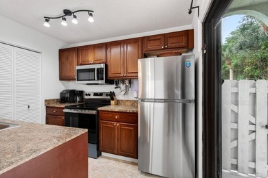 Tucked into the walkable Pineapple Walk community, this 3-bed - photo 23