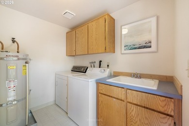 Sweet, bright and light beach cabin with wall of windows facing - photo 25