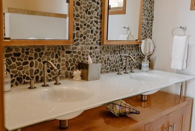 This luxurious oceanfront retreat located a few doors north of - photo 27