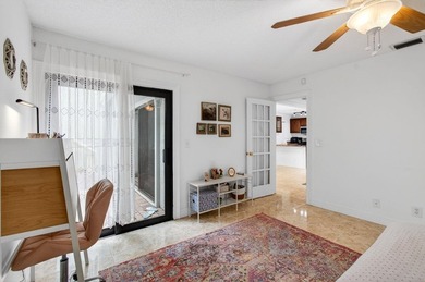 Tucked into the walkable Pineapple Walk community, this 3-bed - photo 29