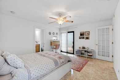 Tucked into the walkable Pineapple Walk community, this 3-bed - photo 30