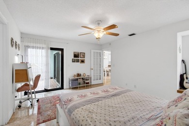 Tucked into the walkable Pineapple Walk community, this 3-bed - photo 31